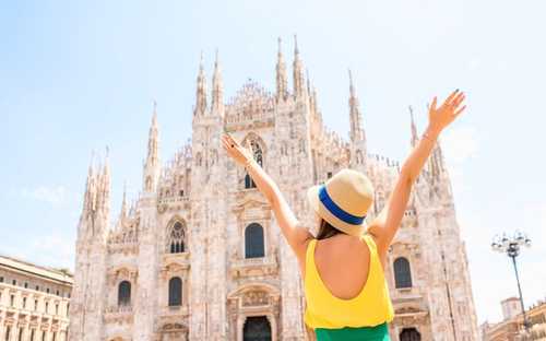 Autobus Hop-On Hop-Off di Milano Autobus panoramico davanti al Duomo di Milano