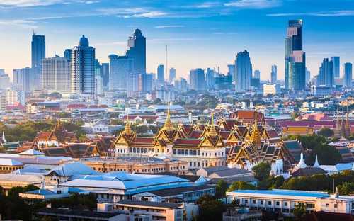 Tour in autobus Hop-On Hop-Off di Bangkok Autobus panoramico davanti al Grande Palazzo Reale a Bangkok