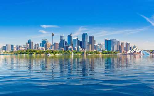 Tour in autobus Hop-On Hop-Off di Sydney Autobus panoramico davanti all'Opera House di Sydney