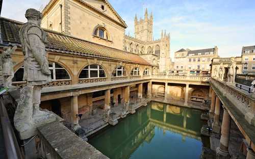 Tour in autobus turistico di Bath Autobus panoramico davanti alle Terme Romane a Bath