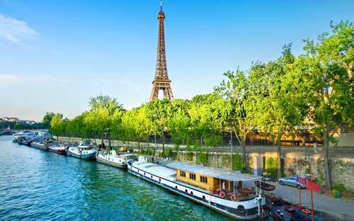 Tour in autobus Hop-On Hop-Off di Parigi Autobus panoramico davanti alla Torre Eiffel a Parigi
