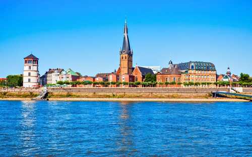 Autobus Hop-On Hop-Off di Düsseldorf Autobus panoramico nel MedienHafen di Düsseldorf